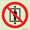 Prohibition signs, signs prohibiting dangerous actions, Do not use hoist to transport people